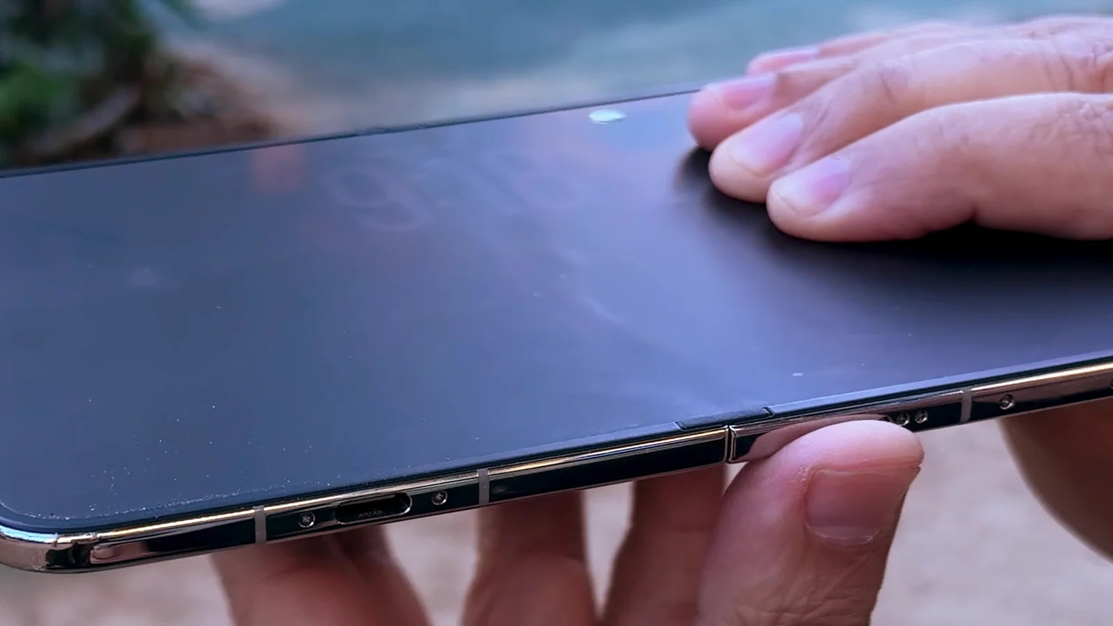 Zona del pliegue del iPhone Duo después de la prueba con arena