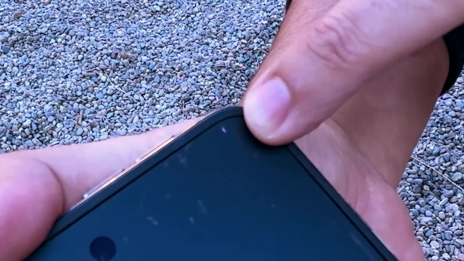 Revisión de la pantalla interior del iPhone Duo tras la caída sobre la gravilla