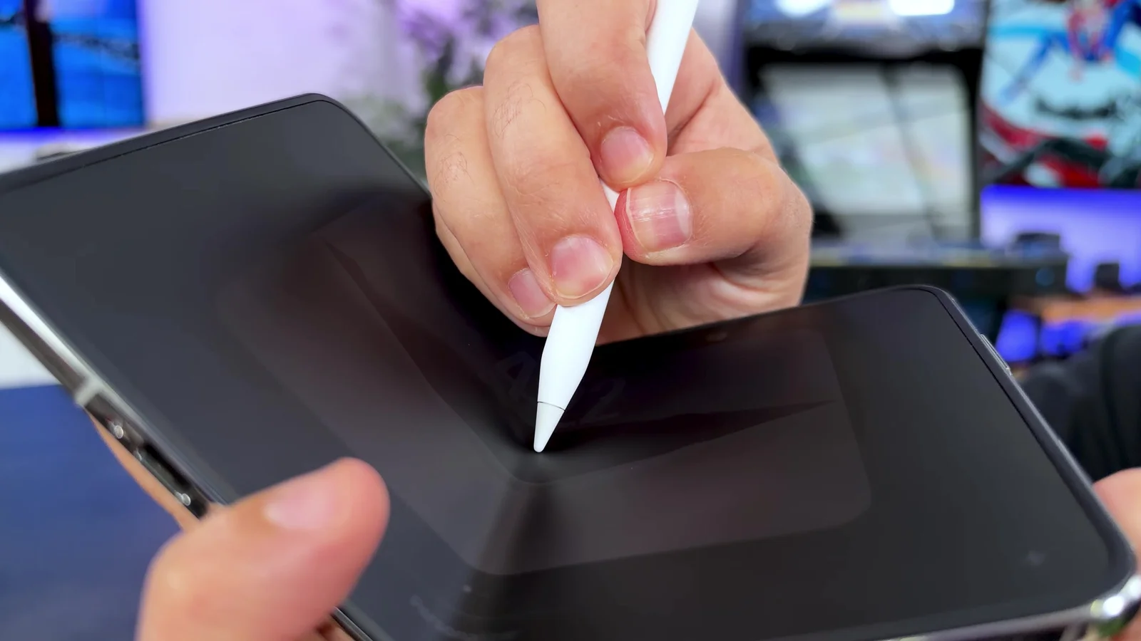 Lápiz óptico presionando la zona del pliegue de la pantalla interior del iPhone Duo