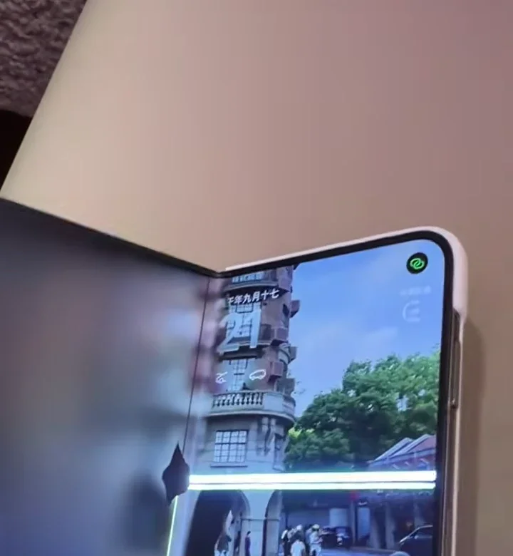 Pantalla interna de un iPhone plegable con una raya horizontal en la zona de la bisagra