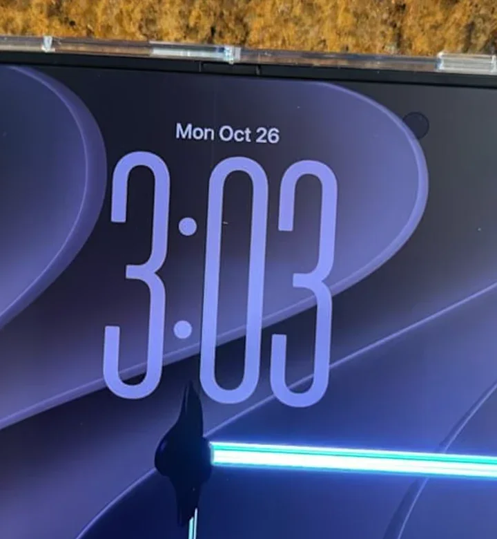 Pantalla interna de un iPhone plegable con una línea brillante a lo largo del pliegue