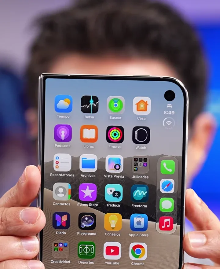 Martín sostiene el iPhone plegable intacto que pasará las duras pruebas de Tecnonauta