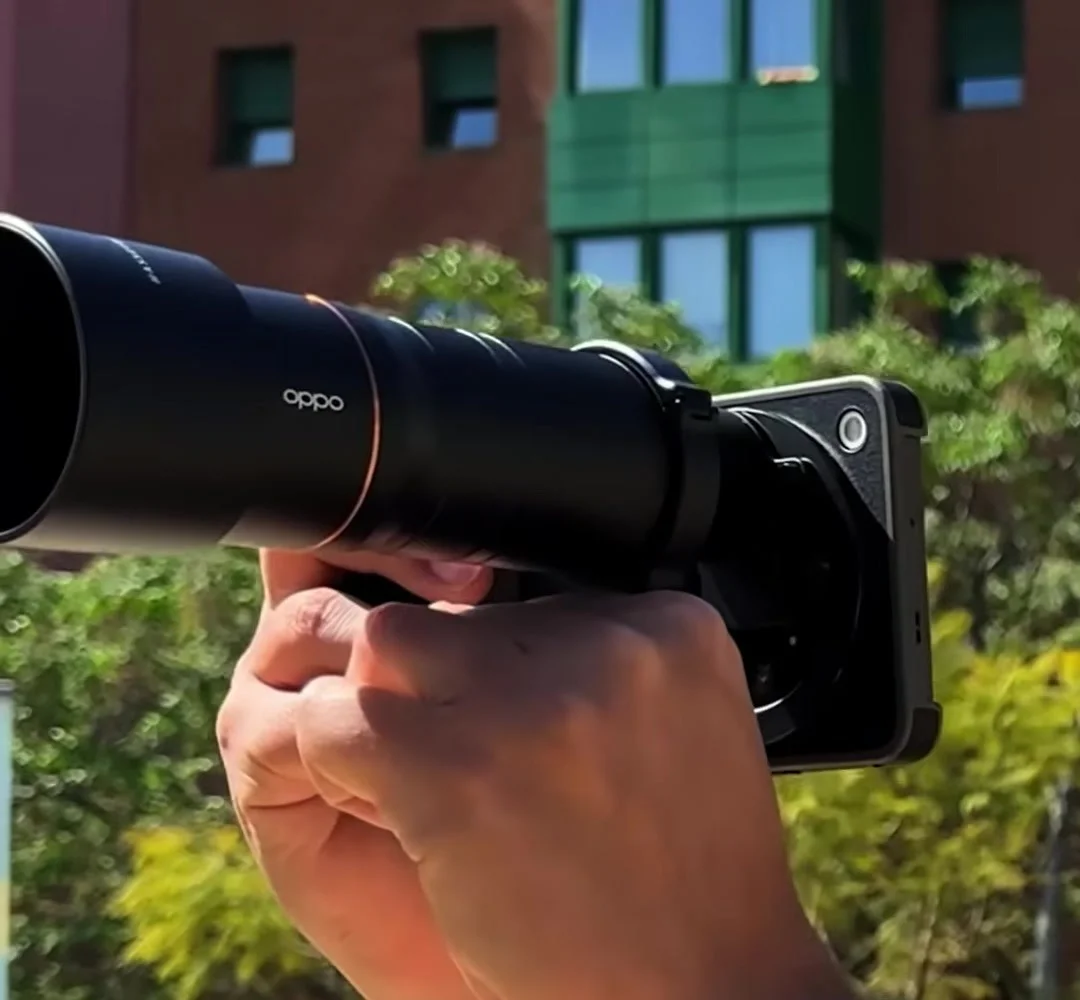 El OPPO Find X9 Ultra de Martín con el teleconvertidor de Hasselblad acoplado